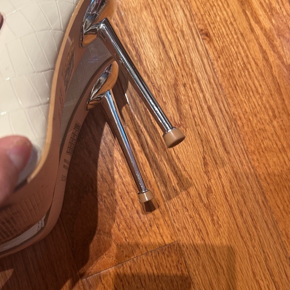 Chic Cream Ankle Boots with Stiletto Heel
Size 5.5 - Picture 5 of 5